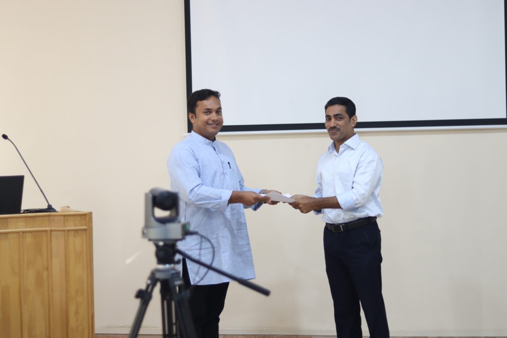 ഫാദർ ജോബി കൊച്ചുമുട്ടം സമ്മതപത്രം ഫൗണ്ടേഷൻ പ്രതിനിധിയായ ഷിജു അലക്സിനു കൈമാറുന്നു