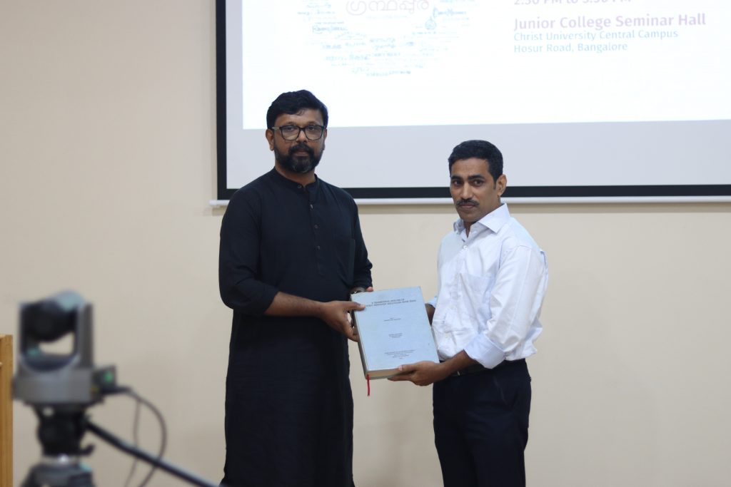 ഡോ: സ്കറിയ സക്കറിയയുടെ തീസിസ് ഡിജിറ്റൈസേഷനായി ഫൗണ്ടേഷൻ പ്രതിനിധിക്ക് കൈമാറുന്നു. 