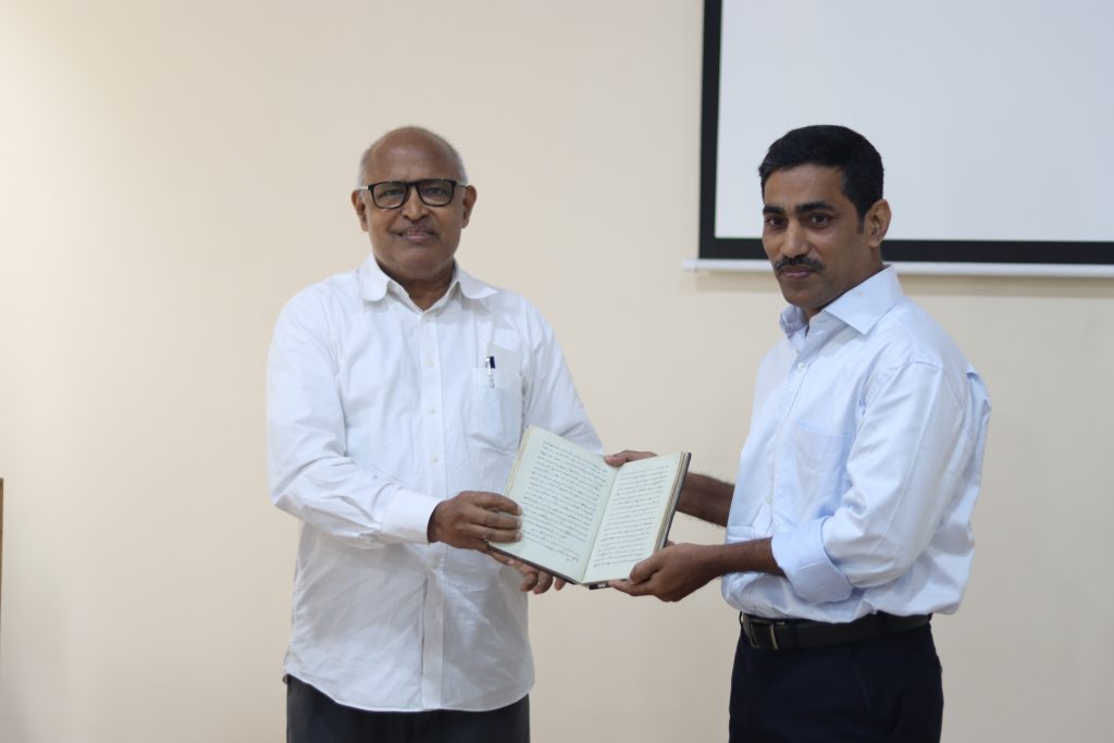 ഫാദർ ഫ്രാൻസിസ് തോണിപ്പാറ ഉദയംപേരൂർ സുനഹദൊസിൻ്റെ കാനൊനകളുടെ കൈയെഴുത്ത് പ്രതി ഫൗണ്ടേഷൻ പ്രതിനിധിയായ ഷിജു അലക്സിനു ഡിജിറ്റൈസേഷനായി കൈമാറുന്നു